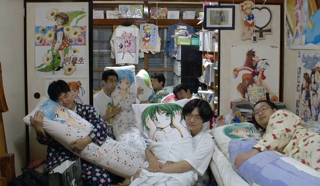 Aging Otaku Uses Body Pillow for Lower Back Pain